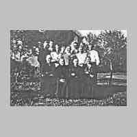 014-0001 Die Familie Weissfuss mit der Verwandtschaft im Garten vor dem Giebel ihres Hauses im Jahre 1936.jpg